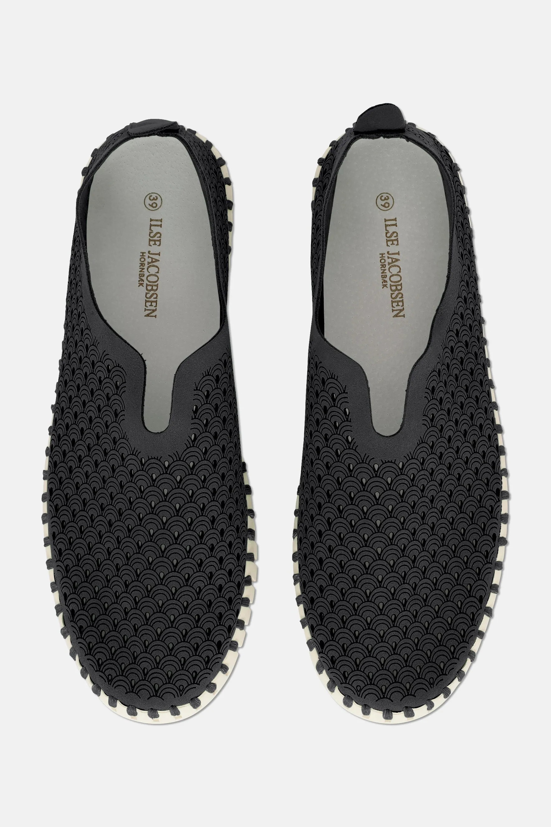 Isle Jacobson Tulip Flats in Black